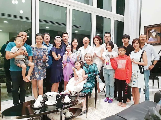 "Xì căng đan” gia tộc quyền lực Việt Nam: Chuyện ít biết về nữ tướng đứng sau Sơn Kim Group - Hình 2 Một mình bà Sơn nuôi dạy 5 người con thành đạt. Ảnh: FBNV