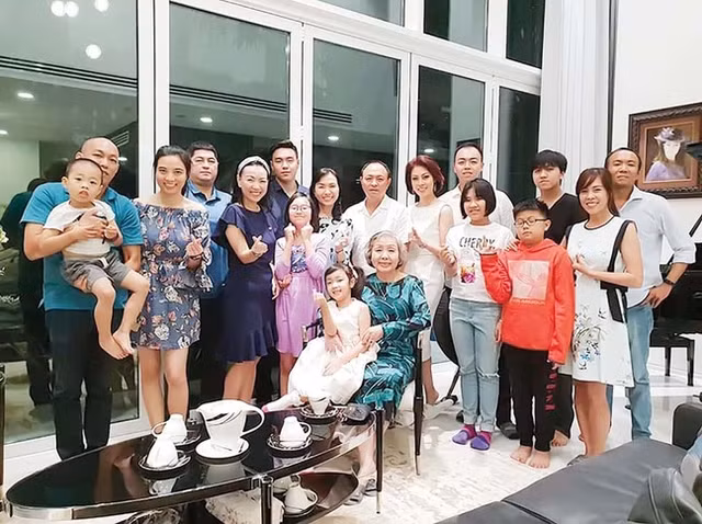 Một mình bà Sơn nuôi dạy 5 người con thành đạt. Ảnh: FBNV