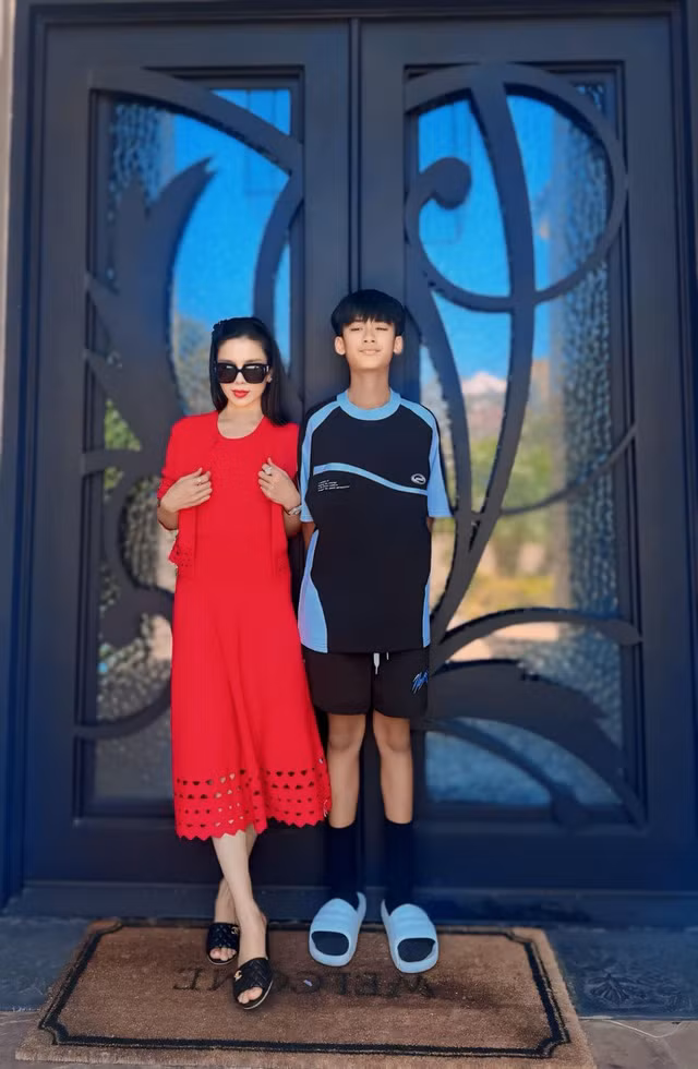 Chi tiet biet thu 400m2 cua ca si Le Quyen tai My