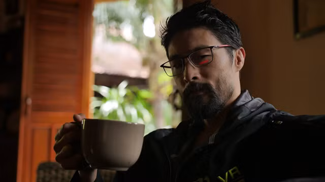 Những năm gần đây, diễn viên Johnny Trí Nguyễn vắng bóng màn ảnh. Nam diễn viên tận hưởng cuộc sống bình yên, thoải mái làm những điều mình yêu thích, đặc biệt là theo đuổi đam mê võ thuật.