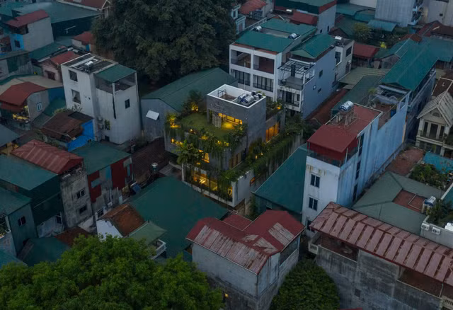 Can canh can nha duoc bao boc boi... rung cay giua do thi