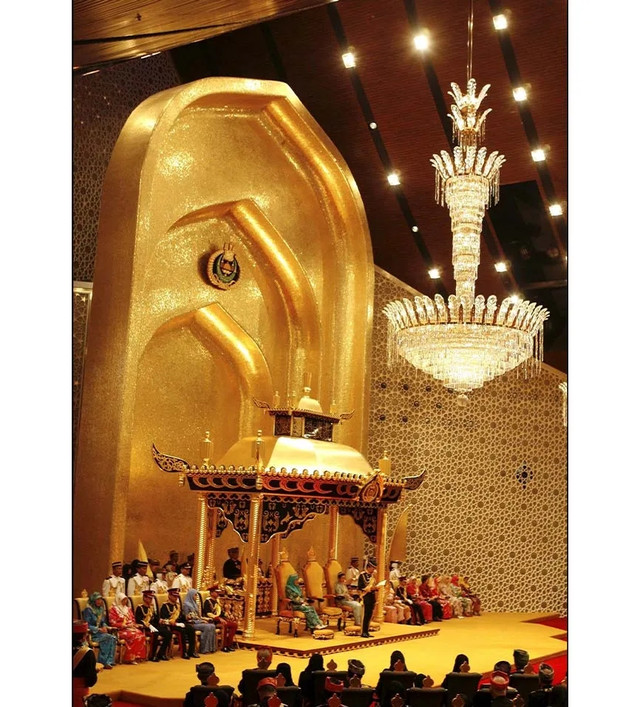 Quốc vương Brunei Hassanal Bolkiah có khối tài sản không đếm xuể - Hình 10 Quoc vuong Brunei Hassanal Bolkiah co khoi tai san khong dem xue-Hinh-10
