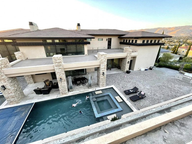 Vo cu Dan Truong con trong ca mot vuon hoa trong biet thu hang nghin m2-Hinh-2