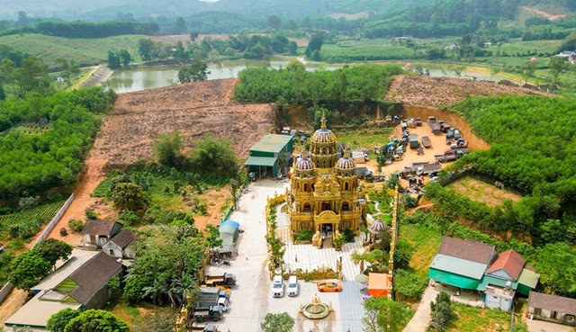 Đại gia Nghệ An dành hơn 3.000m2 trồng các loại cây bonsai trị giá bạc tỷ - Hình 2 Dai gia Nghe An danh hon 3.000m2 trong cac loai cay bonsai tri gia bac ty-Hinh-2