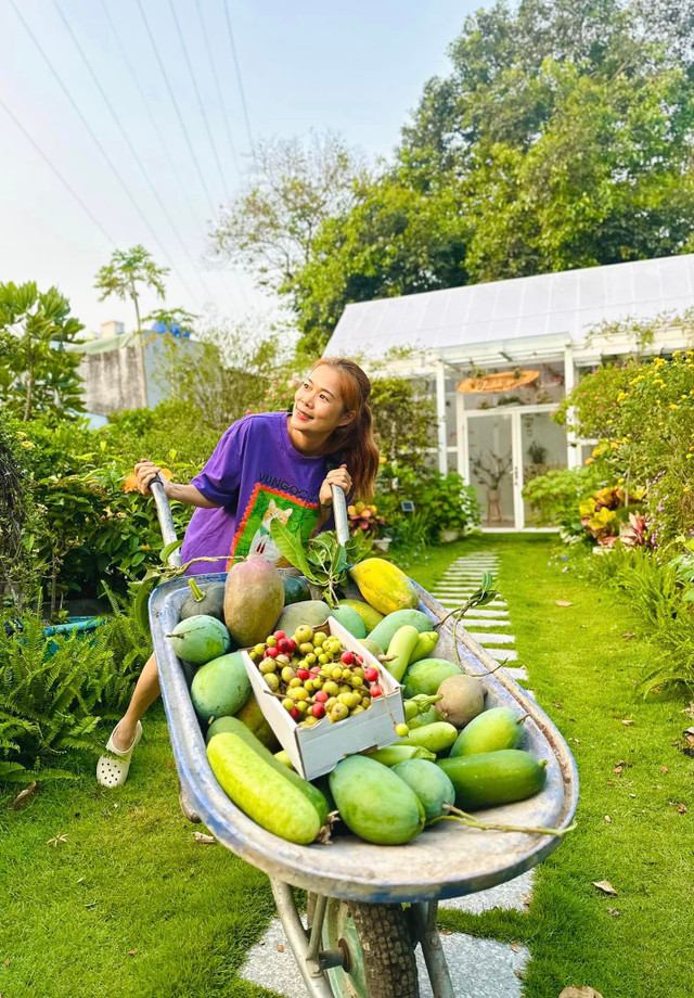 Ca sĩ Mỹ Lệ sở hữu một khu vườn tràn ngập hoa và trái cây - Hình 10 Ca si My Le so huu mot khu vuon tran ngap hoa va trai cay-Hinh-10