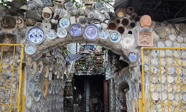 Ngôi nhà gắn hơn 10.000 bát đĩa cổ độc lạ Ngoi nha gan hon 10.000 bat dia co doc la