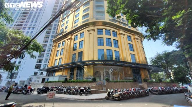 Cận cảnh các tòa nhà dát vàng phản quang, chói lóa giữa nắng hè Can canh cac toa nha dat vang phan quang, choi loa giua nang he