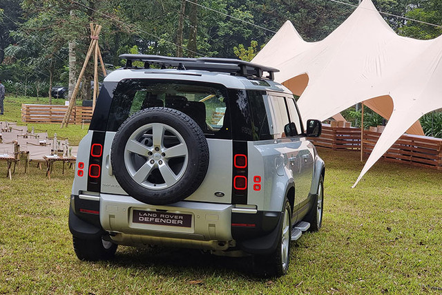 Cận cảnh Land Rover Defender 130 có giá cao nhất hơn 7,9 tỷ - Hình 12 Can canh Land Rover Defender 130 co gia cao nhat hon 7,9 ty-Hinh-12