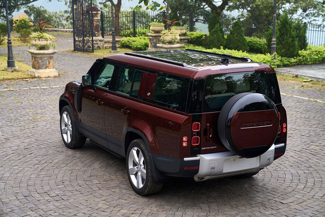 Cận cảnh Land Rover Defender 130 có giá cao nhất hơn 7,9 tỷ - Hình 3 Can canh Land Rover Defender 130 co gia cao nhat hon 7,9 ty-Hinh-3