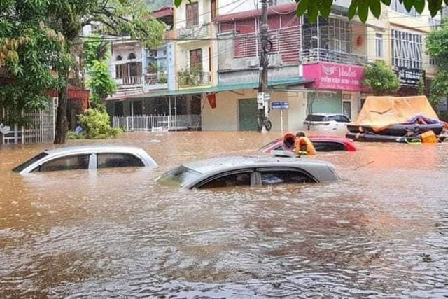 Xe ô tô ngập nước: Những lưu ý về chế độ bảo hiểm - Hình 3 Xe o to ngap nuoc: Nhung luu y ve che do bao hiem-Hinh-3