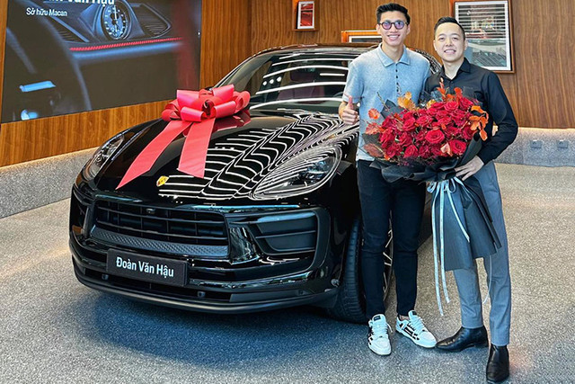 Xem xe Porsche Macan 2023 gần 5 tỷ đồng của Đoàn Văn Hậu Xem xe Porsche Macan 2023 gan 5 ty dong cua Doan Van Hau