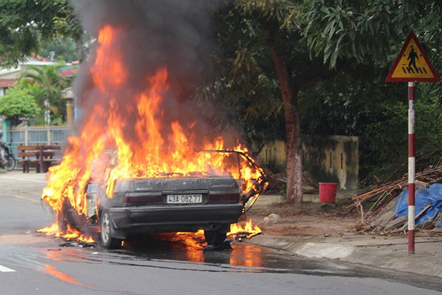 Cần biết các nguyên nhân ôtô bốc cháy bất ngờ Can biet cac nguyen nhan oto boc chay bat ngo