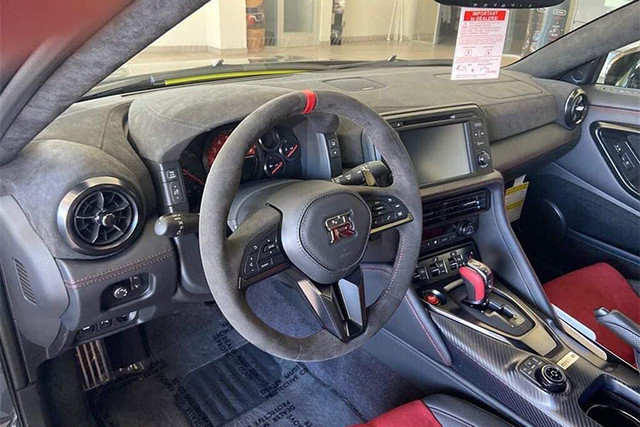 Nissan GT-R Nismo tiền tỷ đắt ngang siêu xe, đầu tiên về Việt Nam - Hình 5 Nissan GT-R Nismo tien ty dat ngang sieu xe, dau tien ve Viet Nam-Hinh-5