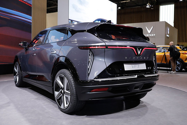 Xem xe VinFast VF7 lan banh tren pho Viet-Hinh-6