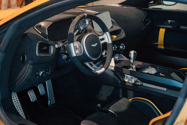 Siêu xe Aston Martin Valiant về tay Gordon Ramsay giá 77 tỷ đồng - Hình 4 Sieu xe Aston Martin Valiant ve tay Gordon Ramsay gia 77 ty dong-Hinh-4