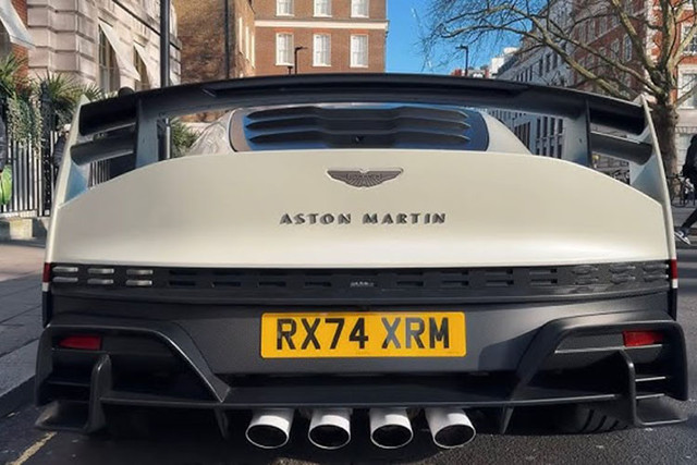Siêu xe Aston Martin Valiant về tay Gordon Ramsay giá 77 tỷ đồng - Hình 7 Sieu xe Aston Martin Valiant ve tay Gordon Ramsay gia 77 ty dong-Hinh-7