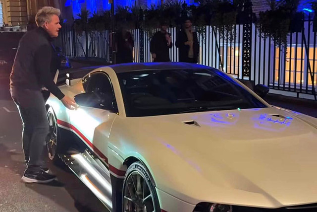 Siêu xe Aston Martin Valiant về tay Gordon Ramsay giá 77 tỷ đồng - Hình 8 Sieu xe Aston Martin Valiant ve tay Gordon Ramsay gia 77 ty dong-Hinh-8