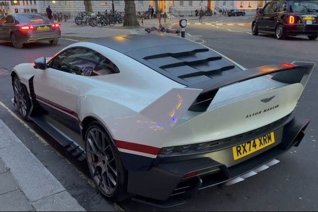 Siêu xe Aston Martin Valiant về tay Gordon Ramsay giá 77 tỷ đồng - Hình 5 Sieu xe Aston Martin Valiant ve tay Gordon Ramsay gia 77 ty dong-Hinh-5