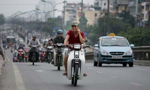 Lái ôtô, xe máy dùng điện thoại sẽ bị xử phạt ra sao? - Hình 2 Lai oto, xe may dung dien thoai se bi xu phat ra sao?-Hinh-2
