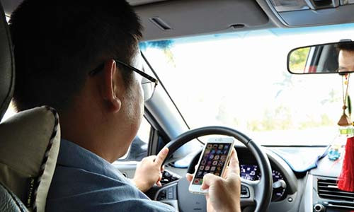Lái ôtô, xe máy dùng điện thoại sẽ bị xử phạt ra sao? Lai oto, xe may dung dien thoai se bi xu phat ra sao?