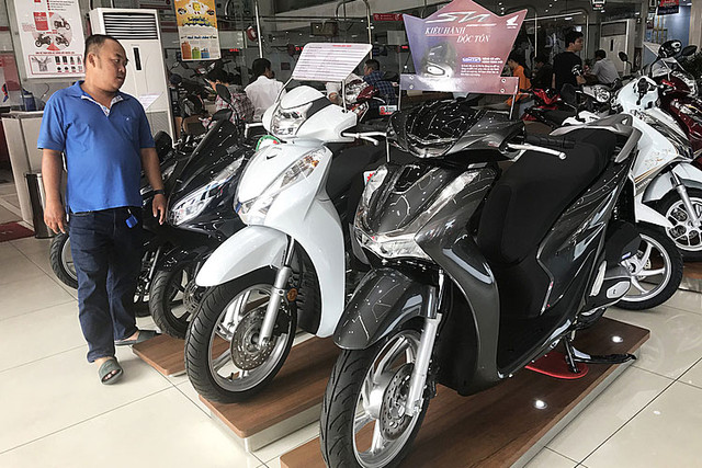 Vì sao giá xe Honda SH bán ra đắt hơn niêm yết 22 triệu đồng? Vi sao gia xe Honda SH ban ra dat hon niem yet 22 trieu dong?