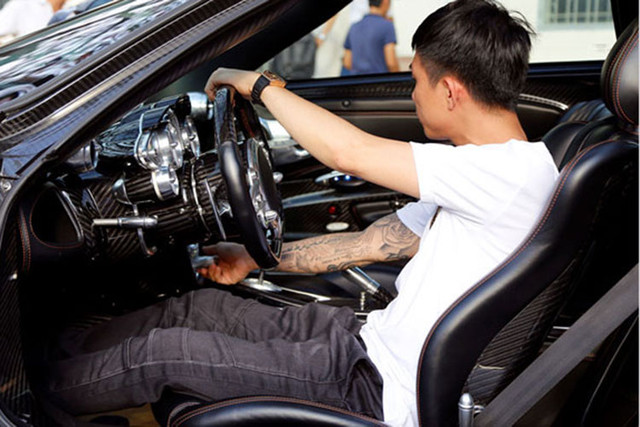 Ngắm hypercar Pagani Huayra của Minh Nhựa mà Cường Đô la “gạ” mua hơn 80 tỷ - Hình 7 Ngam hypercar Pagani Huayra cua Minh Nhua ma Cuong Do la “ga” mua hon 80 ty-Hinh-7