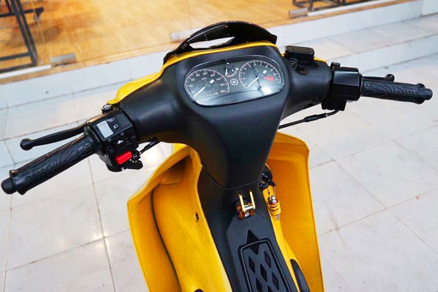 Chi tiết Yamaha 125ZR hơn 200 triệu đồng của bạn tặng đại gia Cường Đô la - Hình 5 Chi tiet Yamaha 125ZR hon 200 trieu dong cua ban tang dai gia Cuong Do la-Hinh-5