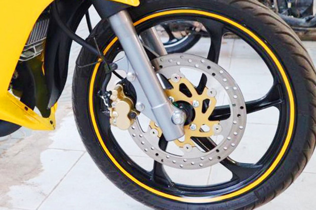 Chi tiết Yamaha 125ZR hơn 200 triệu đồng của bạn tặng đại gia Cường Đô la - Hình 6 Chi tiet Yamaha 125ZR hon 200 trieu dong cua ban tang dai gia Cuong Do la-Hinh-6