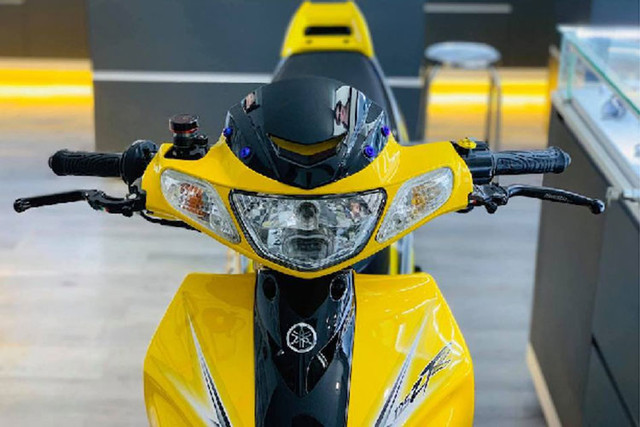 Chi tiết Yamaha 125ZR hơn 200 triệu đồng của bạn tặng đại gia Cường Đô la - Hình 4 Chi tiet Yamaha 125ZR hon 200 trieu dong cua ban tang dai gia Cuong Do la-Hinh-4