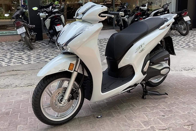 Honda SH350i có giá gần bằng chiếc ô tô tại Việt Nam? Honda SH350i co gia gan bang chiec o to tai Viet Nam?