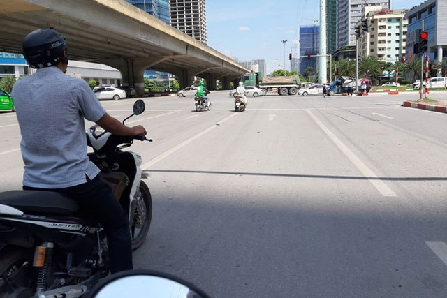 Dừng đèn đỏ sai vị trí có thể bị phạt tới 2 triệu đồng Dung den do sai vi tri co the bi phat toi 2 trieu dong