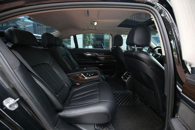 Chạy 4 năm, BMW 730Li tại Việt Nam giảm tới 2 tỷ đồng - Hình 7 Chay 4 nam, BMW 730Li tai Viet Nam giam toi 2 ty dong-Hinh-7