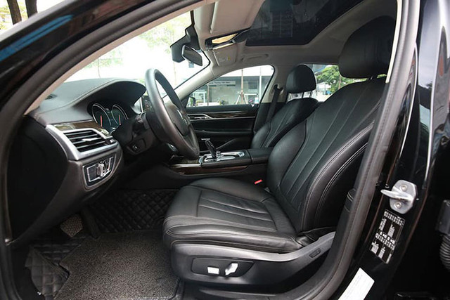 Chạy 4 năm, BMW 730Li tại Việt Nam giảm tới 2 tỷ đồng - Hình 6 Chay 4 nam, BMW 730Li tai Viet Nam giam toi 2 ty dong-Hinh-6