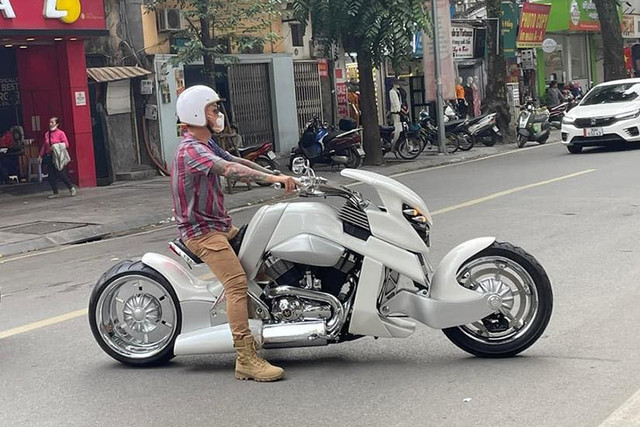 Tuấn Hưng khoe V-Rex Travertson tiền tỷ ở Hà Nội Tuan Hung khoe V-Rex Travertson tien ty o Ha Noi