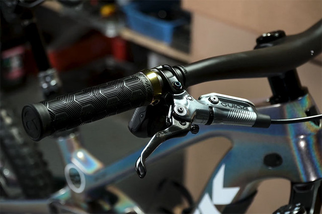 Chi tiết xe đạp có giá hơn nửa tỷ đồng của Cường đô la - Hình 3 Chi tiet xe dap co gia hon nua ty dong cua Cuong do la-Hinh-3