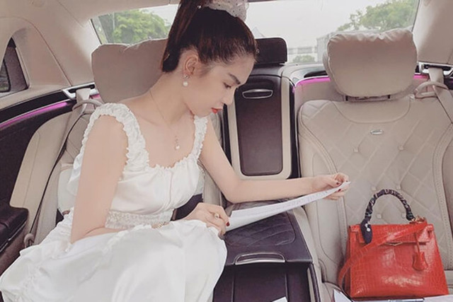 Nữ hoàng nội y Ngọc Trinh khoe Rolls-Royce tiền tỷ - Hình 2 Nu hoang noi y Ngoc Trinh khoe Rolls-Royce tien ty-Hinh-2