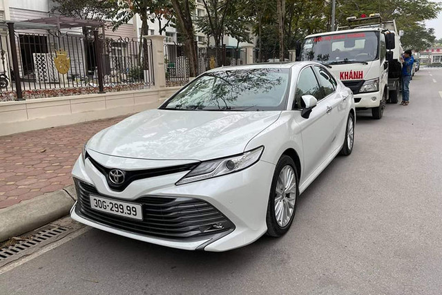 Toyota Camry có biển số tứ quý 9 được rao hơn 2 tỷ Toyota Camry co bien so tu quy 9 duoc rao hon 2 ty