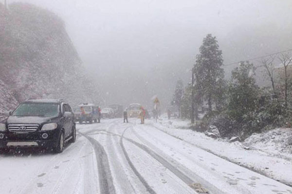 Mẹo nhỏ khi lái xe trên đường dính băng tuyết Meo nho khi lai xe tren duong dinh bang tuyet