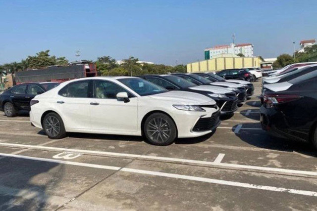 Toyota Camry 2022 cập bến tại Việt Nam, giá bán có thể tăng mạnh - Hình 3 Toyota Camry 2022 cap ben tai Viet Nam, gia ban co the tang manh-Hinh-3