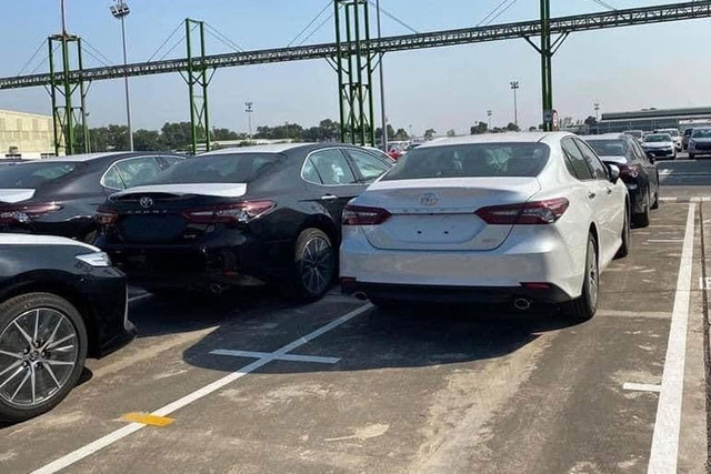 Toyota Camry 2022 cập bến tại Việt Nam, giá bán có thể tăng mạnh - Hình 2 Toyota Camry 2022 cap ben tai Viet Nam, gia ban co the tang manh-Hinh-2