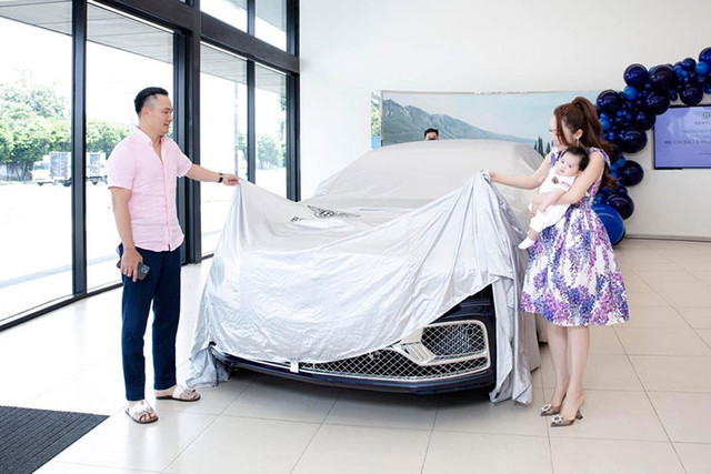 Cận cảnh Bentley Flying Spur V8 hơn 18 tỷ đồng Chi Bảo mua tặng vợ trẻ Can canh Bentley Flying Spur V8 hon 18 ty dong Chi Bao mua tang vo tre