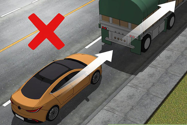 Tài xế ô tô con khi lái cạnh xe tải cần đặc biệt chú ý những điều này - Hình 2 Tai xe o to con khi lai canh xe tai can dac biet chu y nhung dieu nay-Hinh-2