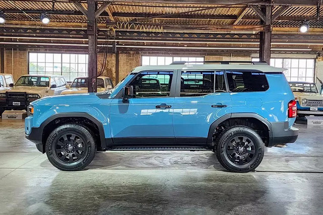 SUV Toyota Land Cruiser Prado 2024 chenh gia 500 - 600 trieu dong-Hinh-2