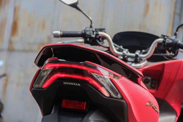 Ngắm Honda PCX 160 đầu tiên về Việt Nam giá hơn 80 triệu đồng? - Hình 7 Ngam Honda PCX 160 dau tien ve Viet Nam gia hon 80 trieu dong?-Hinh-7