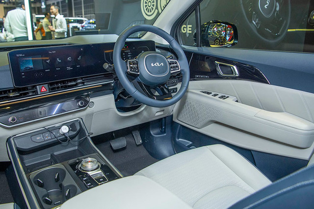 Mẫu xe MPV Kia Carnival 2024 có 3 phiên bản sắp được chào bán - Hình 6 Mau xe MPV Kia Carnival 2024 co 3 phien ban sap duoc chao ban-Hinh-6