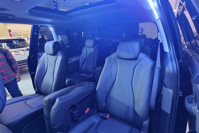 Mẫu xe MPV Kia Carnival 2024 có 3 phiên bản sắp được chào bán - Hình 8 Mau xe MPV Kia Carnival 2024 co 3 phien ban sap duoc chao ban-Hinh-8