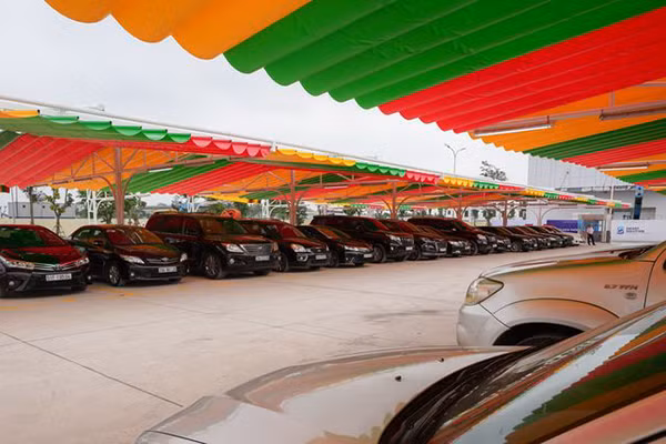 VinFast cua ty phu Pham Nhat Vuong moi khach hang doi xe cu lay xe moi