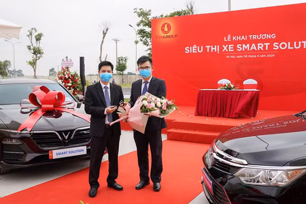VinFast cua ty phu Pham Nhat Vuong moi khach hang doi xe cu lay xe moi-Hinh-2