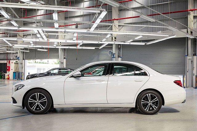 Siêu xe Mercedes-Benz E180 2021 ra mắt giá hơn 2 tỷ đồng - Hình 7 Sieu xe Mercedes-Benz E180 2021 ra mat gia hon 2 ty dong-Hinh-7
