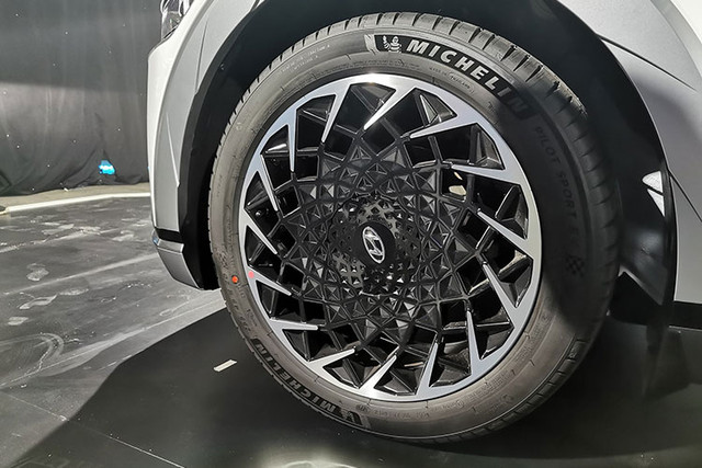 Chi tiết Hyundai Ioniq 5 chạy điện vừa ra mắt tại Việt Nam - Hình 5 Chi tiet Hyundai Ioniq 5 chay dien vua ra mat tai Viet Nam-Hinh-5